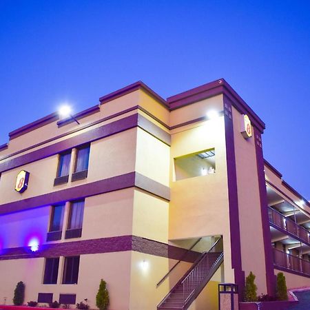 Super 8 Downtown Raleigh Motel Bagian luar foto