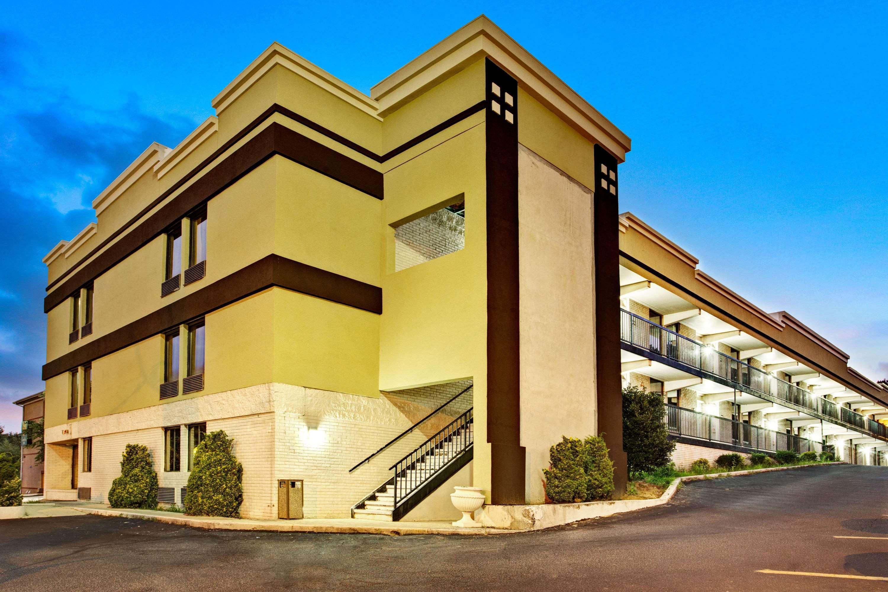 Super 8 Downtown Raleigh Motel Bagian luar foto