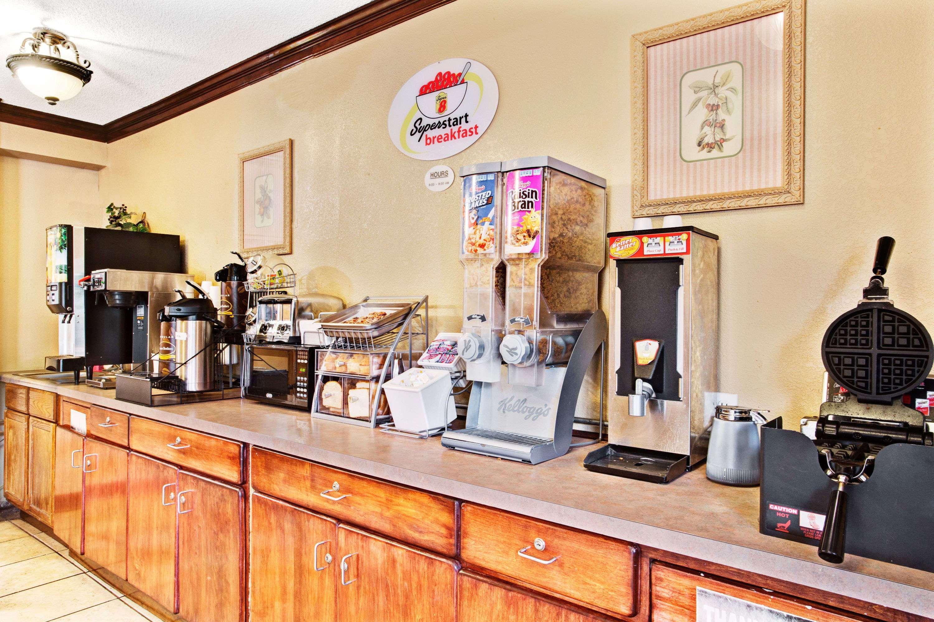 Super 8 Downtown Raleigh Motel Bagian luar foto