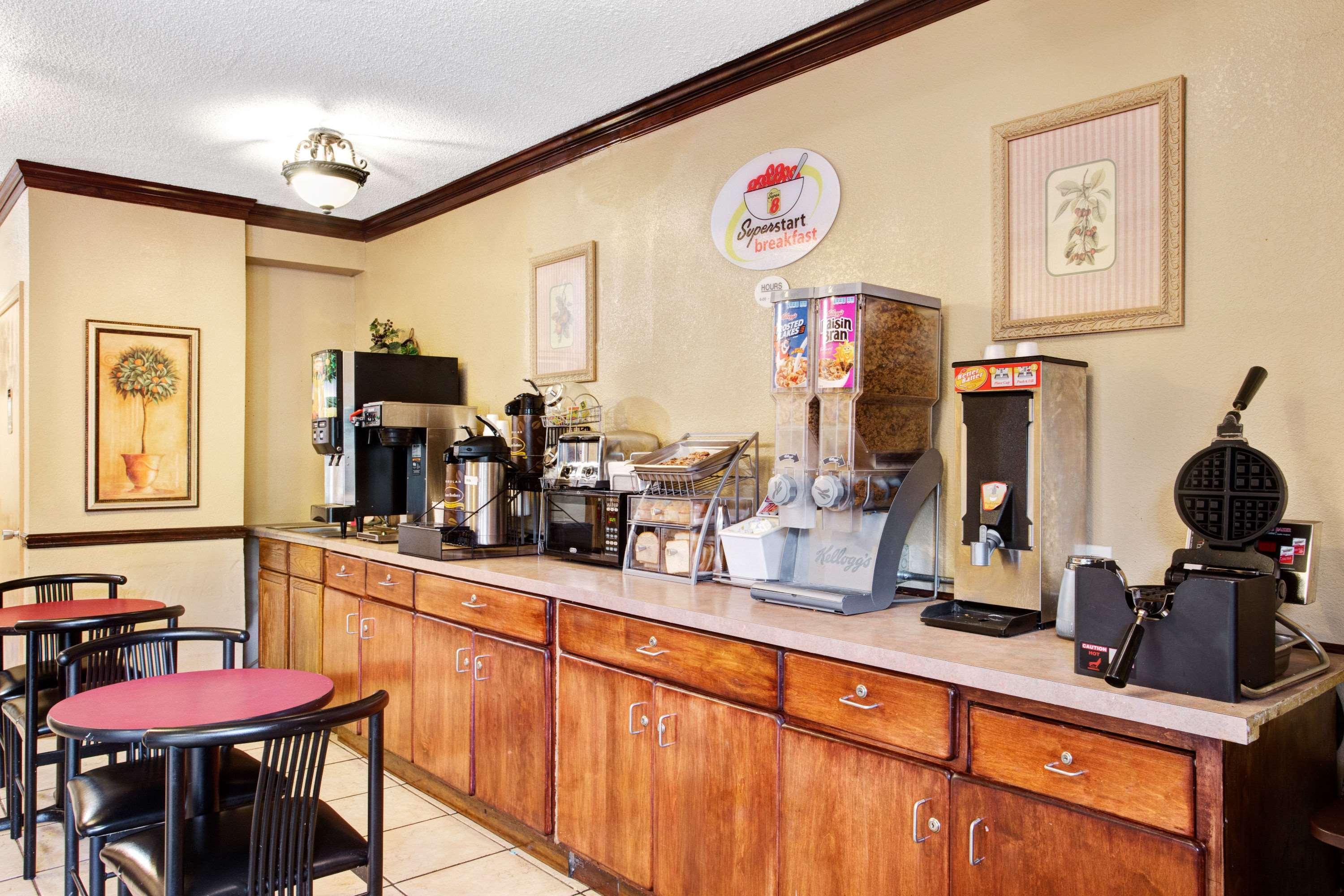 Super 8 Downtown Raleigh Motel Bagian luar foto