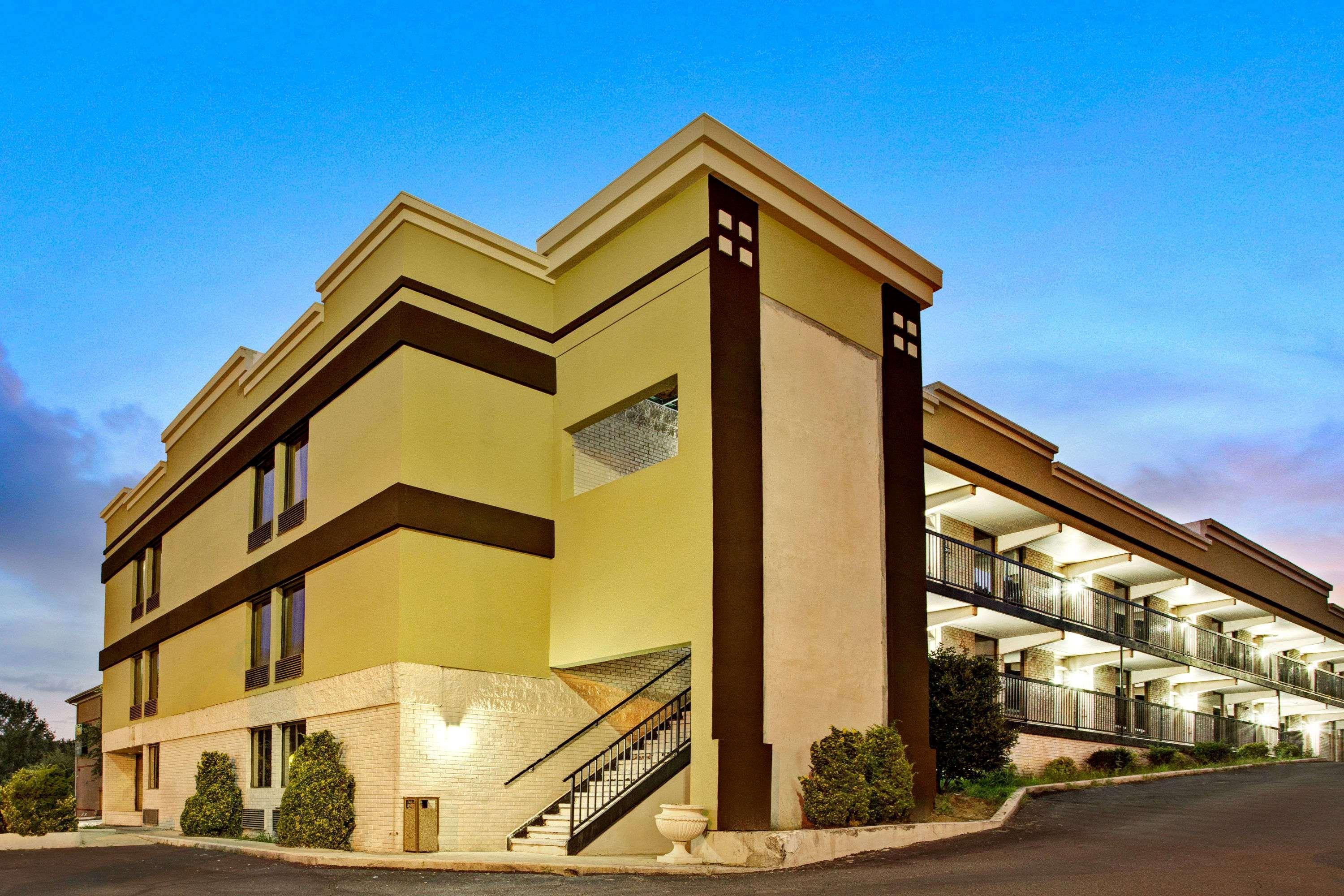 Super 8 Downtown Raleigh Motel Bagian luar foto