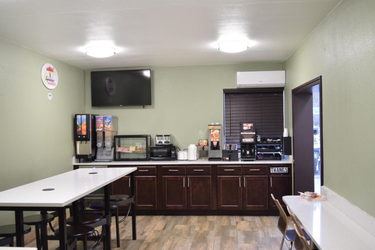Super 8 Downtown Raleigh Motel Bagian luar foto