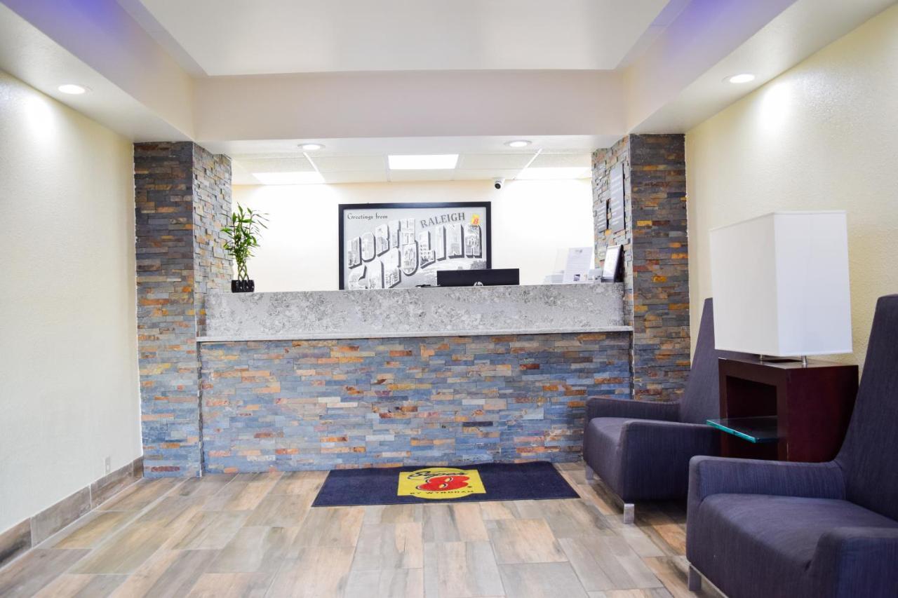 Super 8 Downtown Raleigh Motel Bagian luar foto