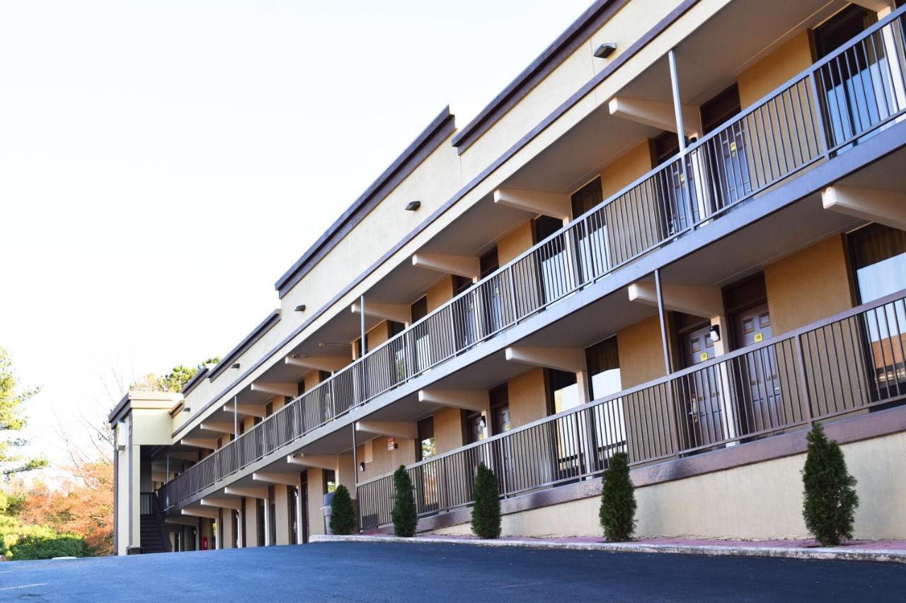 Super 8 Downtown Raleigh Motel Bagian luar foto