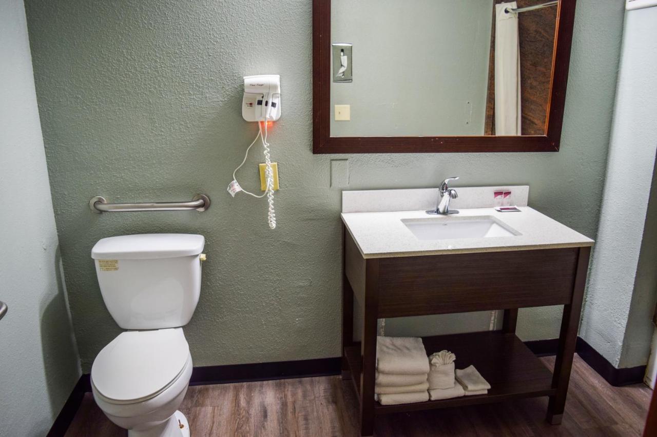 Super 8 Downtown Raleigh Motel Bagian luar foto
