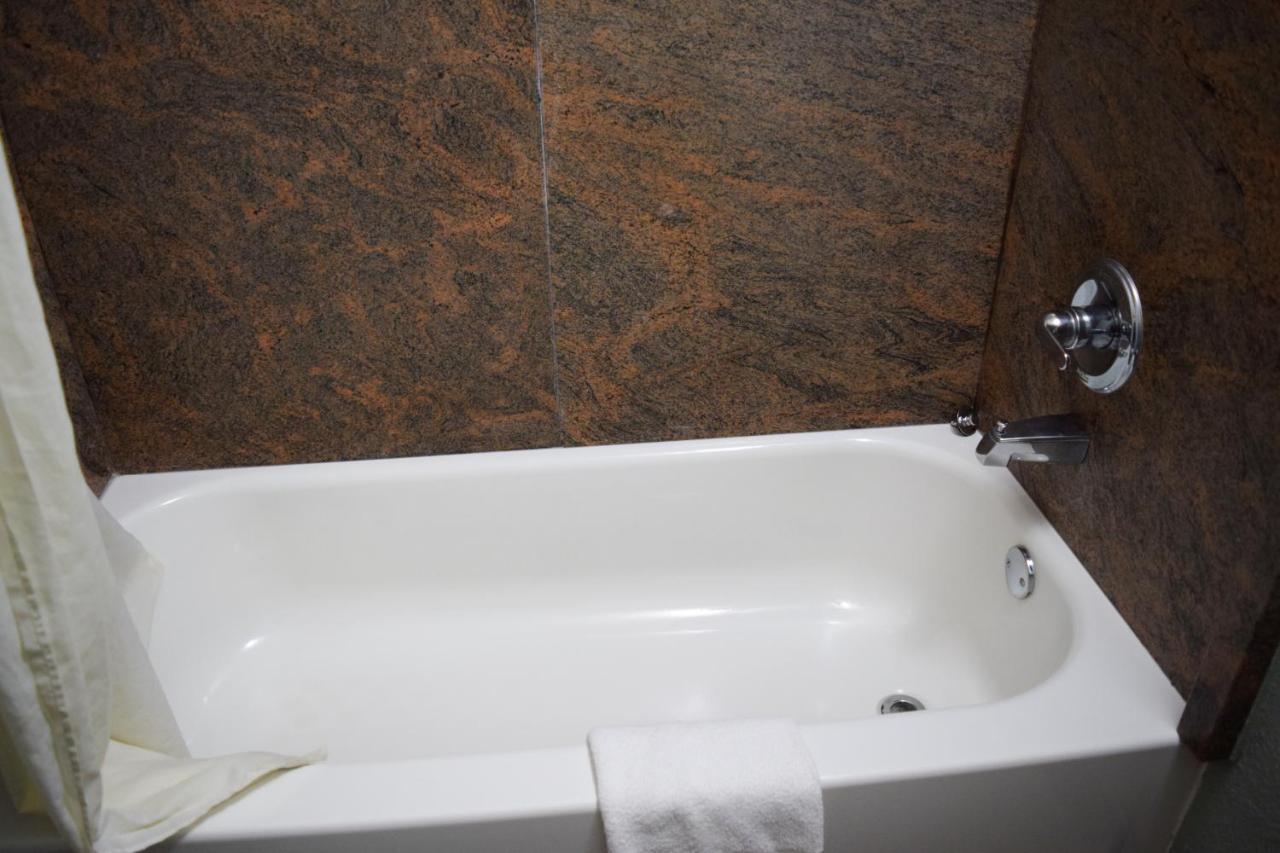 Super 8 Downtown Raleigh Motel Bagian luar foto