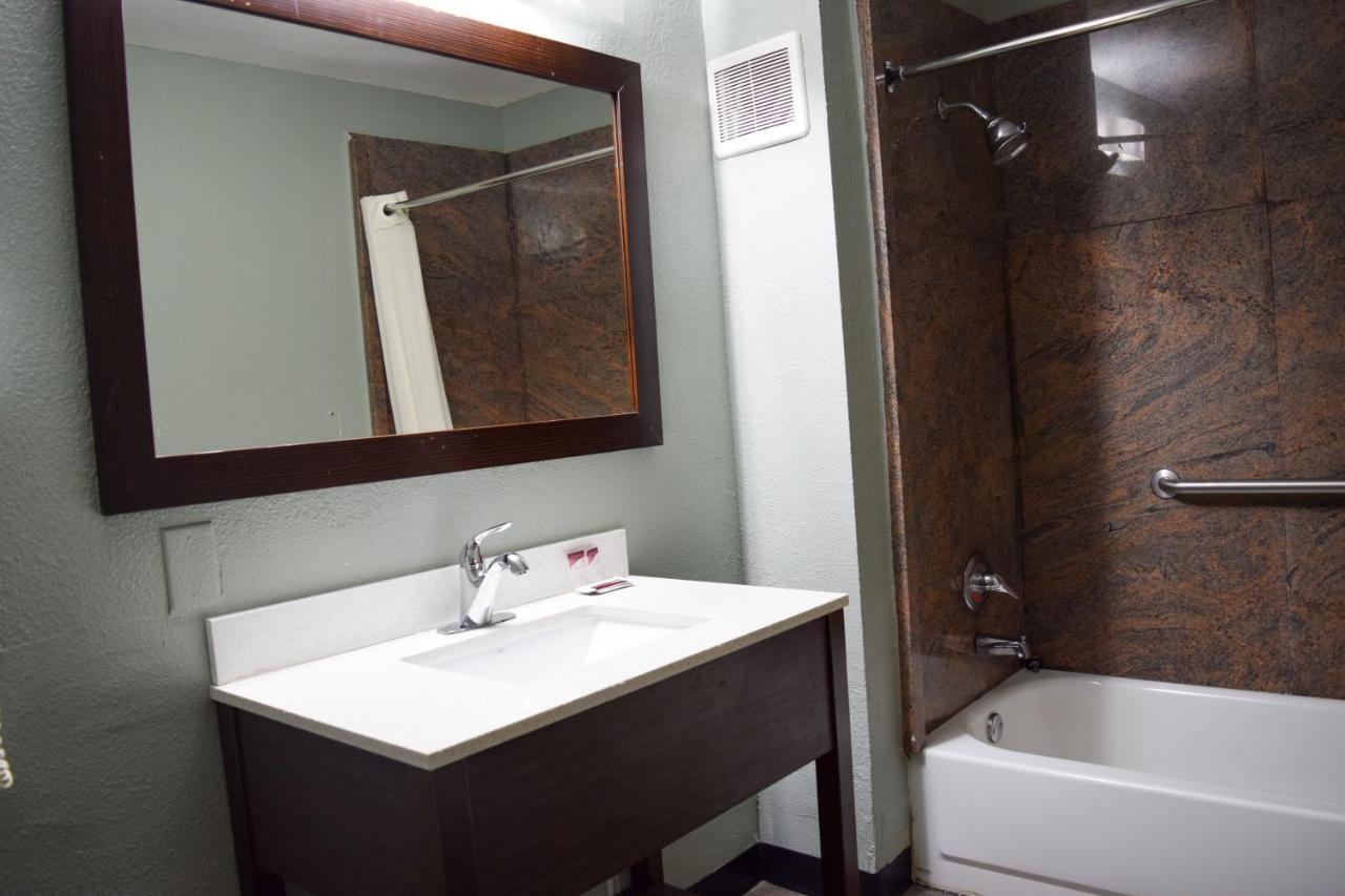 Super 8 Downtown Raleigh Motel Bagian luar foto